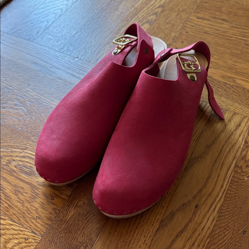NEW Bryr Clogs in Magenta